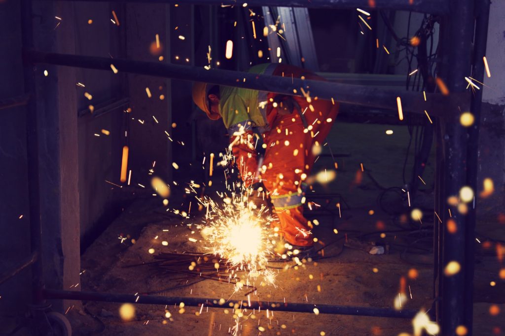 homme qui coupe à la scie circulaire